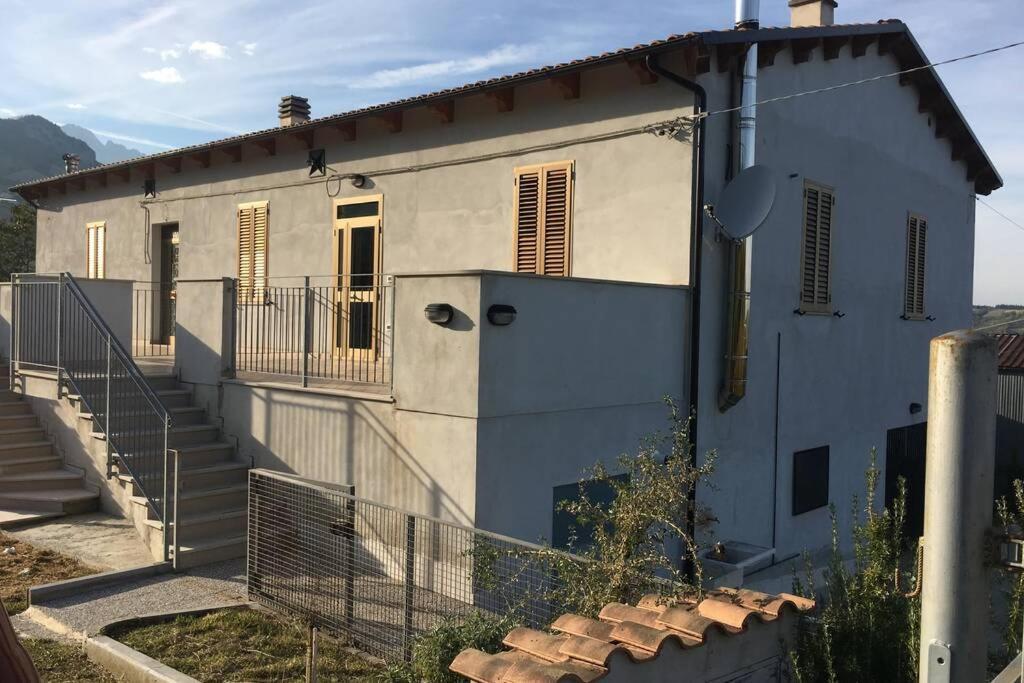 Casa A Montebello Di Bertona Con Vista Gran Sasso Villa Exterior photo