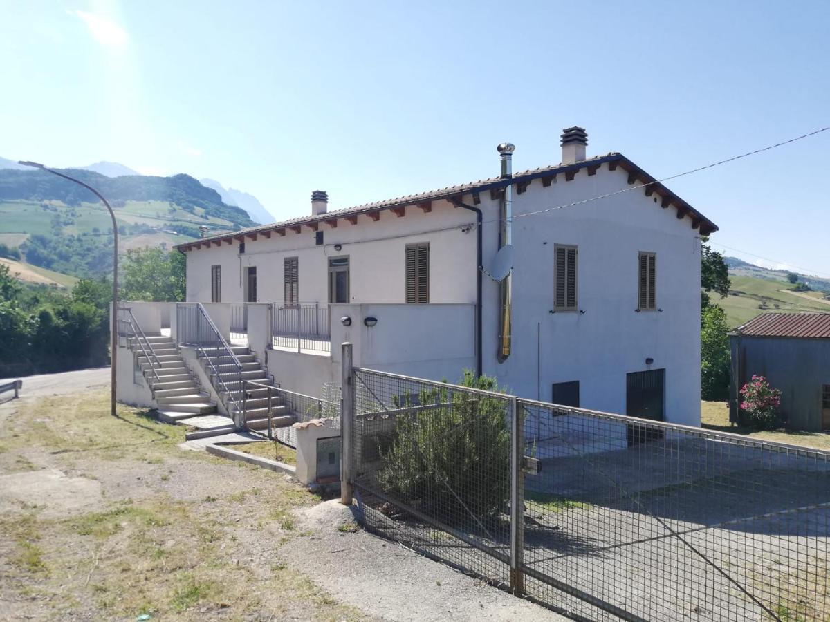 Casa A Montebello Di Bertona Con Vista Gran Sasso Villa Exterior photo